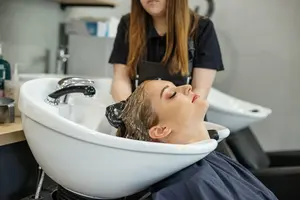 hairdresser-washes-hair-of-client-in-hairdressing-salon-(1)
